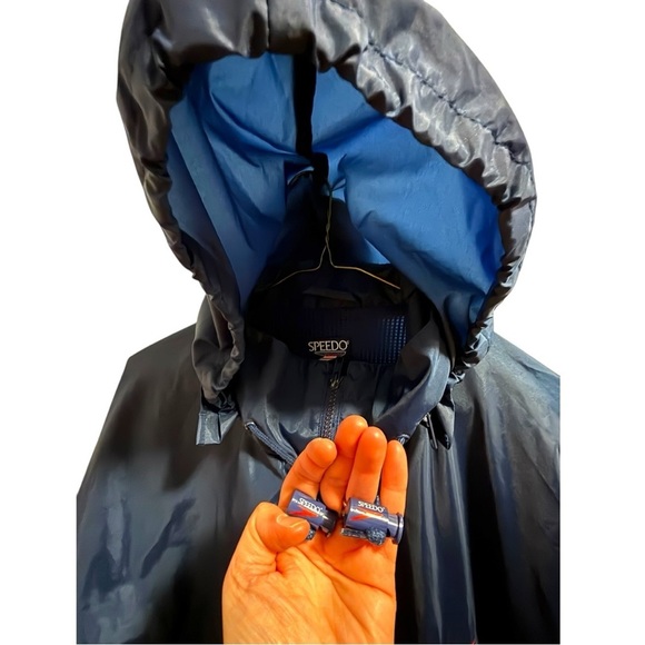 M’s Speedo XL Navy Hooded Windbreaker.  Excellent Condition. - Picture 4 of 13